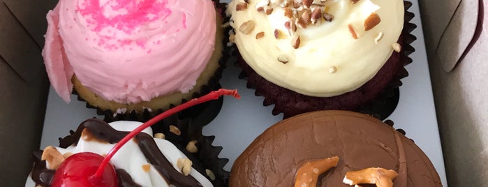 Smallcakes - Cupcakery & Creamery is one of T🎄🎅🏼☃️'ın Kaydettiği Mekanlar.
