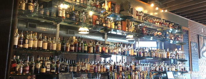 Snake Pit Alehouse Whiskey Bar & Kitchen is one of Locais curtidos por Lynn.