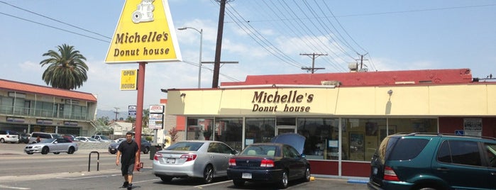 Michelle's Donut House is one of Lugares favoritos de Sam.