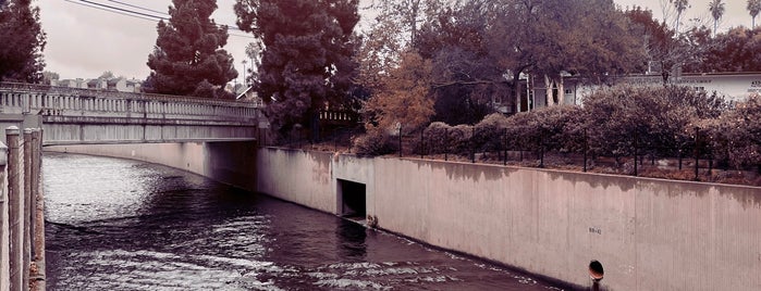 Los Angeles River Walking Bridge is one of Sherman Oaks.