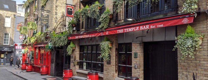 The Temple Bar is one of สถานที่ที่ Curt ถูกใจ.