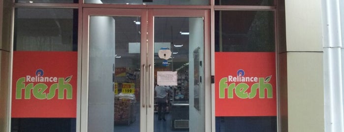 Reliance Fresh is one of Damodar'ın Beğendiği Mekanlar.