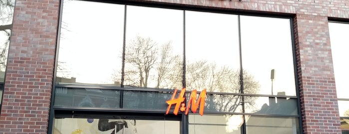 H&M is one of Orte, die Laura gefallen.