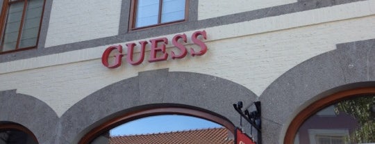 GUESS Outlet is one of สถานที่ที่ L ถูกใจ.