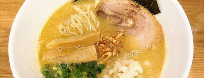 麺屋琥珀 is one of Locais curtidos por Hide.