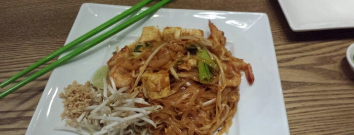 basil thai cuisine is one of Lugares favoritos de Ryan.
