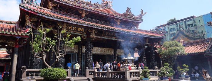 Longshan Temple is one of Tempat yang Disukai Mae.