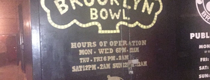 Brooklyn Bowl is one of สถานที่ที่บันทึกไว้ของ Alvaro.