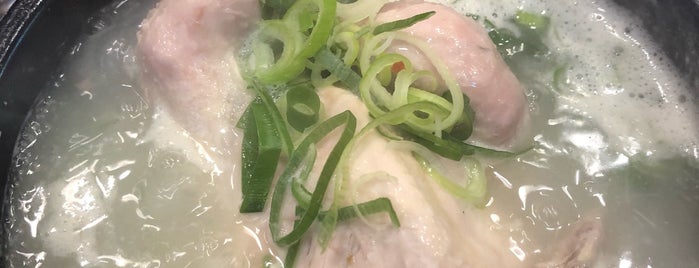 Korea Ginseng Chicken Soup is one of Posti che sono piaciuti a Jaymee.