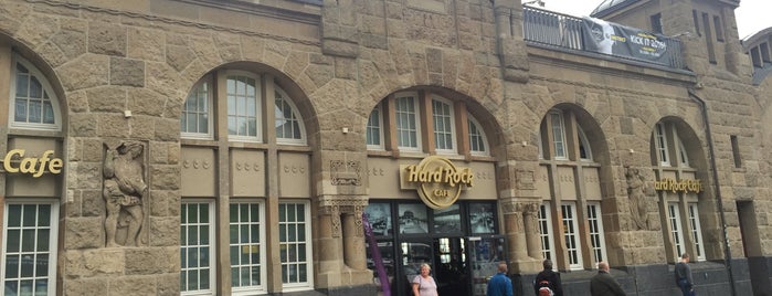 Hard Rock Cafe Hamburg is one of Tempat yang Disukai Ceyda.