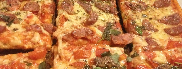La Pizza Quadrada is one of Locais salvos de Bruna.