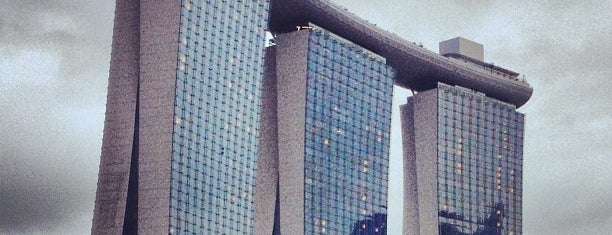 Marina Bay Sands Hotel is one of Singapur.
