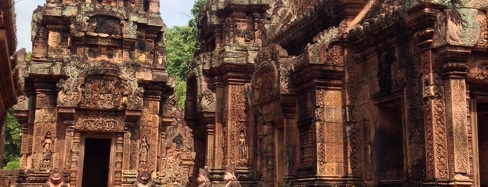 Banteay Srei Temple ប្រាសាទបន្ទាយស្រី is one of Tempat yang Disukai Fidel.