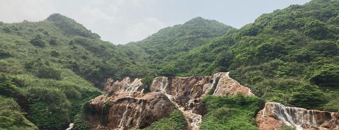 黄金瀑布 The Golden Waterfall is one of Fam bonding.