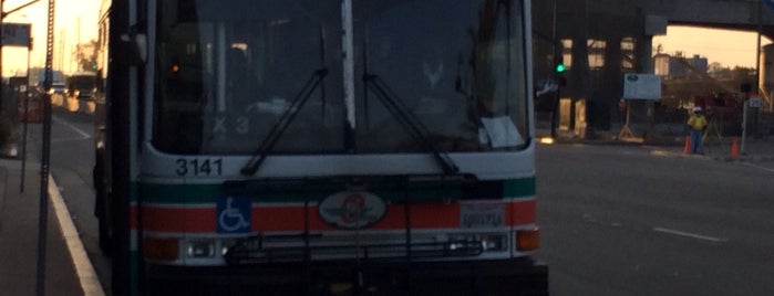 AC Transit Bus #98 is one of สถานที่ที่ Gilda ถูกใจ.