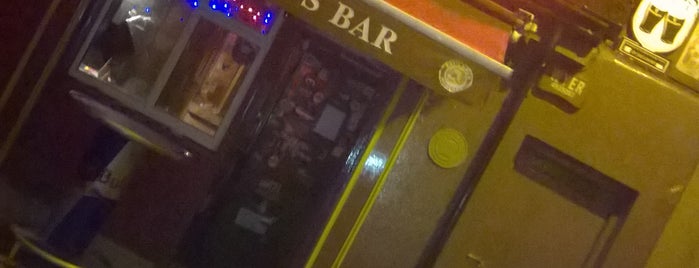 Frank Ryan's Bar is one of Food & Fun - Dublin.