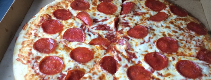 Little Caesars Pizza is one of Lugares favoritos de Carl.