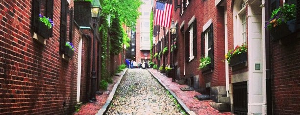 Acorn Street is one of Boston in august.