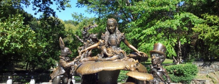 Alice in Wonderland Statue is one of Lugares favoritos de Mark.