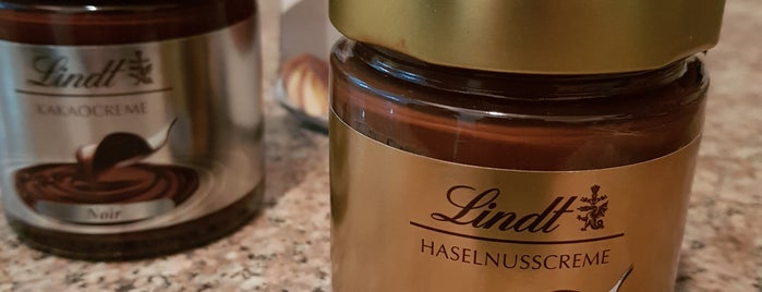 Lindt & Sprüngli is one of Orte, die Feras gefallen.