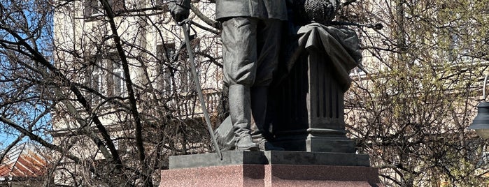 Spomenik caru Nikolaju II Romanovom is one of Lieux qui ont plu à Томуся.