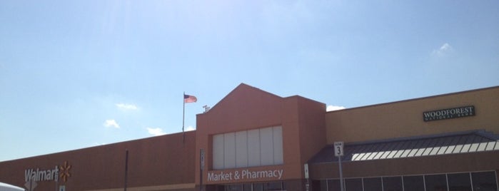 Walmart Supercenter is one of Locais curtidos por Xian.