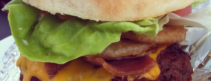 Volcano Cheese Burger is one of Tradición sanguchera.