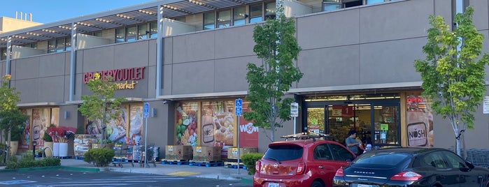 Grocery Outlet is one of Ryanさんのお気に入りスポット.