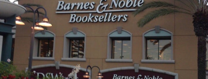 Barnes & Noble is one of Tempat yang Disukai Daniel.