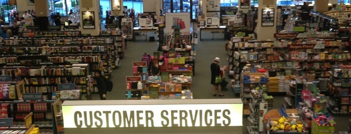 Barnes & Noble is one of Locais curtidos por Daniel.