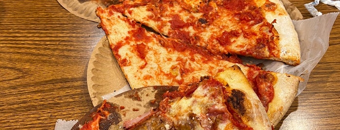 New York Pizza Suprema is one of Lugares favoritos de Klelia.