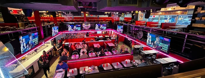 Ellen's Stardust Diner is one of Tempat yang Disukai Klelia.