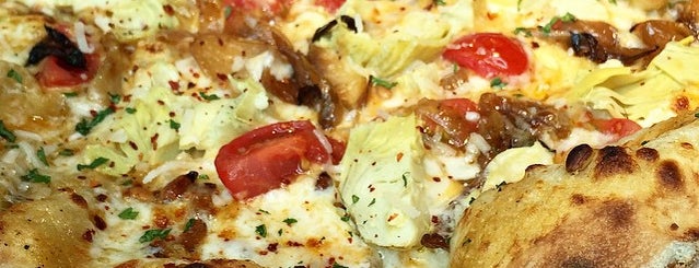 Alt. Pizza is one of Yuryさんのお気に入りスポット.