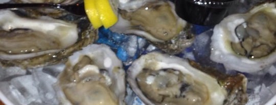 Tin Top Oyster Bar is one of Madisonさんの保存済みスポット.