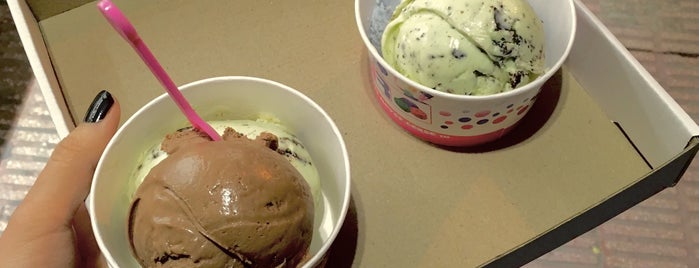 Baskin Robbins | بستنی بسکین رابینز is one of สถานที่ที่ Nazanin ถูกใจ.