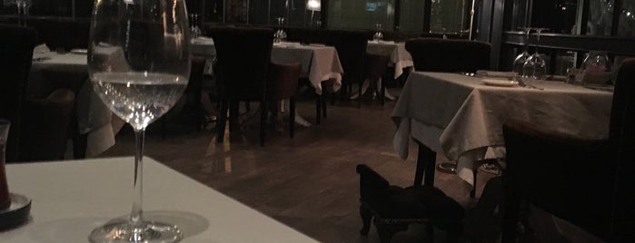 No4 Restaurant • Bar • Lounge is one of Orte, die Nazanin gefallen.