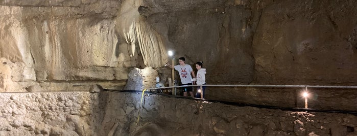 Cascade Caverns is one of Lugares favoritos de Jim.