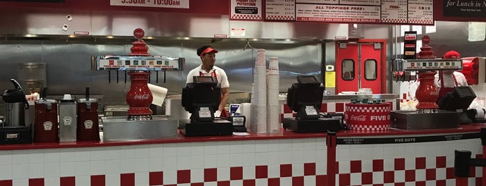 Five Guys is one of Devontaさんのお気に入りスポット.