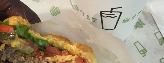 Shake Shack is one of Devontaさんのお気に入りスポット.