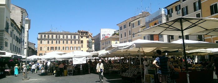 Campo de' Fiori is one of Roma.
