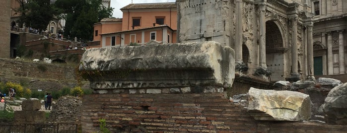 Roma Forumu is one of Alexandre'nin Beğendiği Mekanlar.