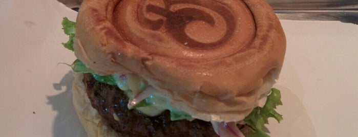 Bronco Burger is one of สถานที่ที่บันทึกไว้ของ Marcela.