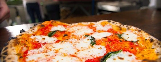 Roberta's Pizza is one of Consigli di Village Voice.