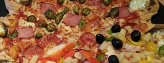 Pizza Hut is one of Carlさんのお気に入りスポット.