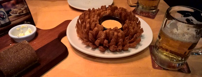 Outback Steakhouse is one of Amandaさんのお気に入りスポット.
