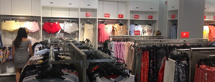 H&M is one of Deutschland Shopping.