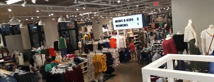 Old Navy is one of Mike'nin Beğendiği Mekanlar.