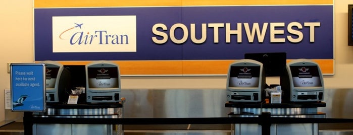 Southwest Airlines Ticket Counter is one of สถานที่ที่ T ถูกใจ.