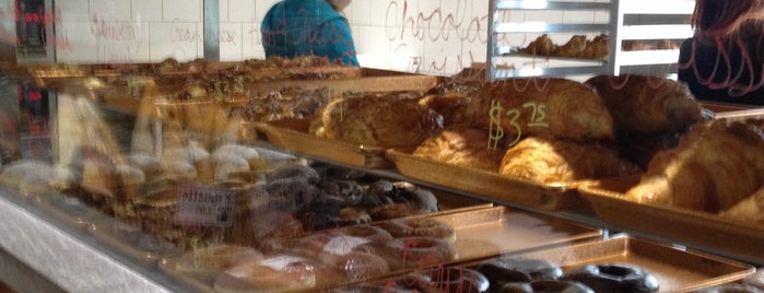 Slow Dough Bake Shop is one of สถานที่ที่บันทึกไว้ของ Kimmie.