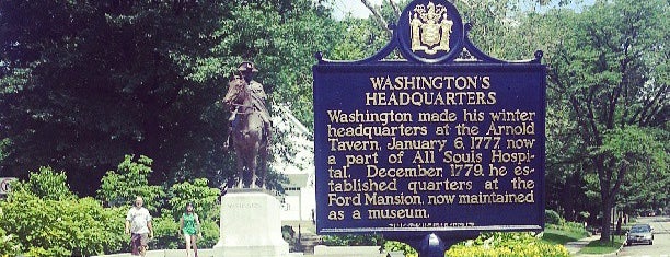 Washington's Headquarters Statue is one of Lieux qui ont plu à Lizzie.